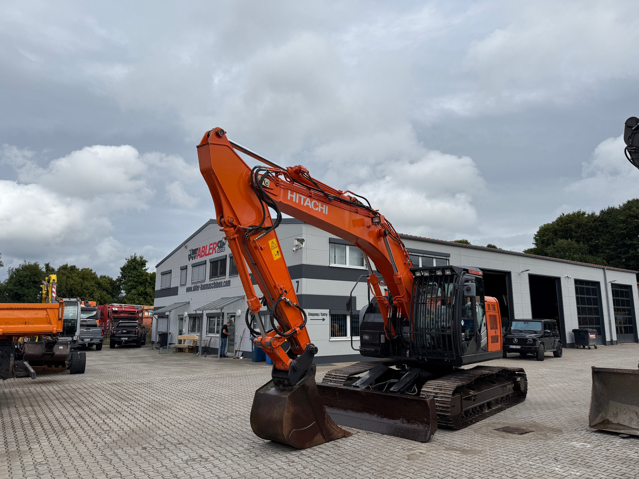 Hitachi ZX225 USLC-5B Kurzheck Kettenbagger - Kotrógép: 2 kép. Hitachi ZX225 USLC-5B Kurzheck Kettenbagger - Kotrógép: 2 kép.