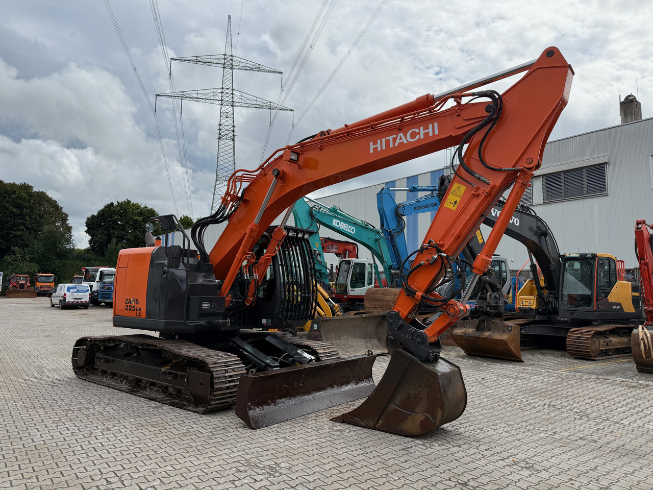Hitachi ZX225 USLC-5B Kurzheck Kettenbagger - Kotrógép: 3 kép. Hitachi ZX225 USLC-5B Kurzheck Kettenbagger - Kotrógép: 3 kép.
