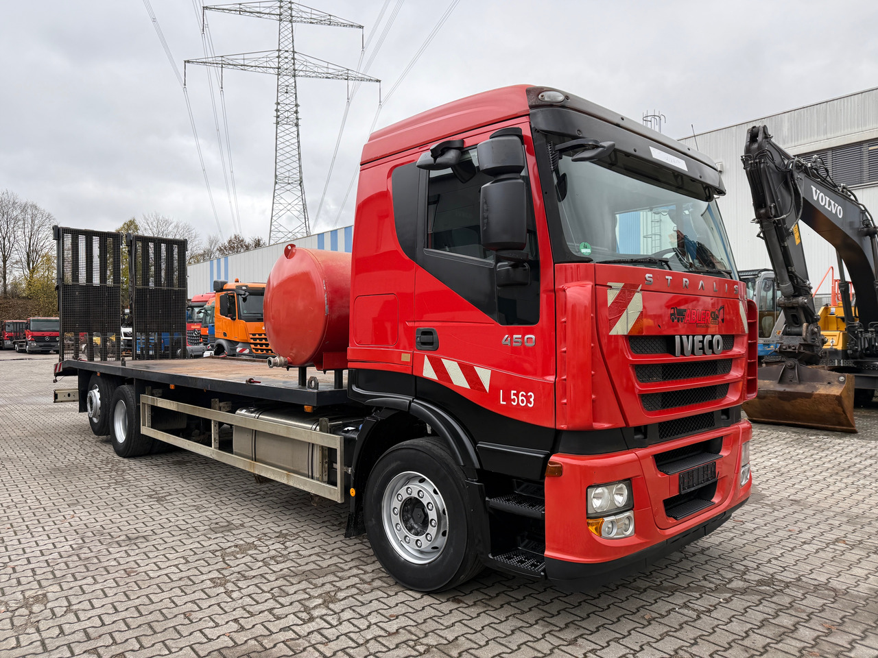 Iveco AS260S45 Baumaschinentransporter hydr. Rampe - Autószállító teherautó: 3 kép. Iveco AS260S45 Baumaschinentransporter hydr. Rampe - Autószállító teherautó: 3 kép.