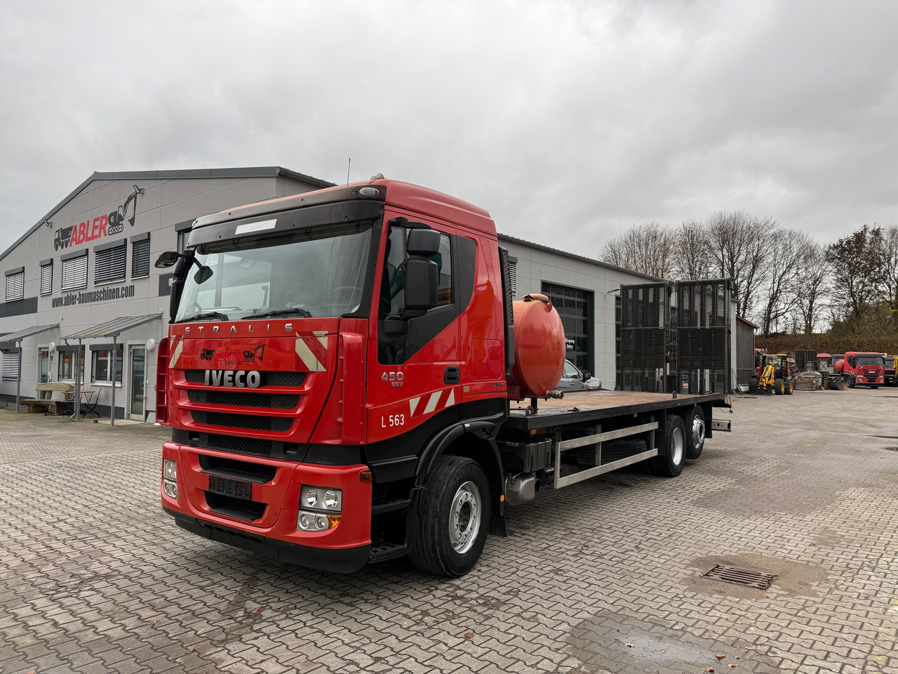 Iveco AS260S45 Baumaschinentransporter hydr. Rampe - Autószállító teherautó: 2 kép. Iveco AS260S45 Baumaschinentransporter hydr. Rampe - Autószállító teherautó: 2 kép.