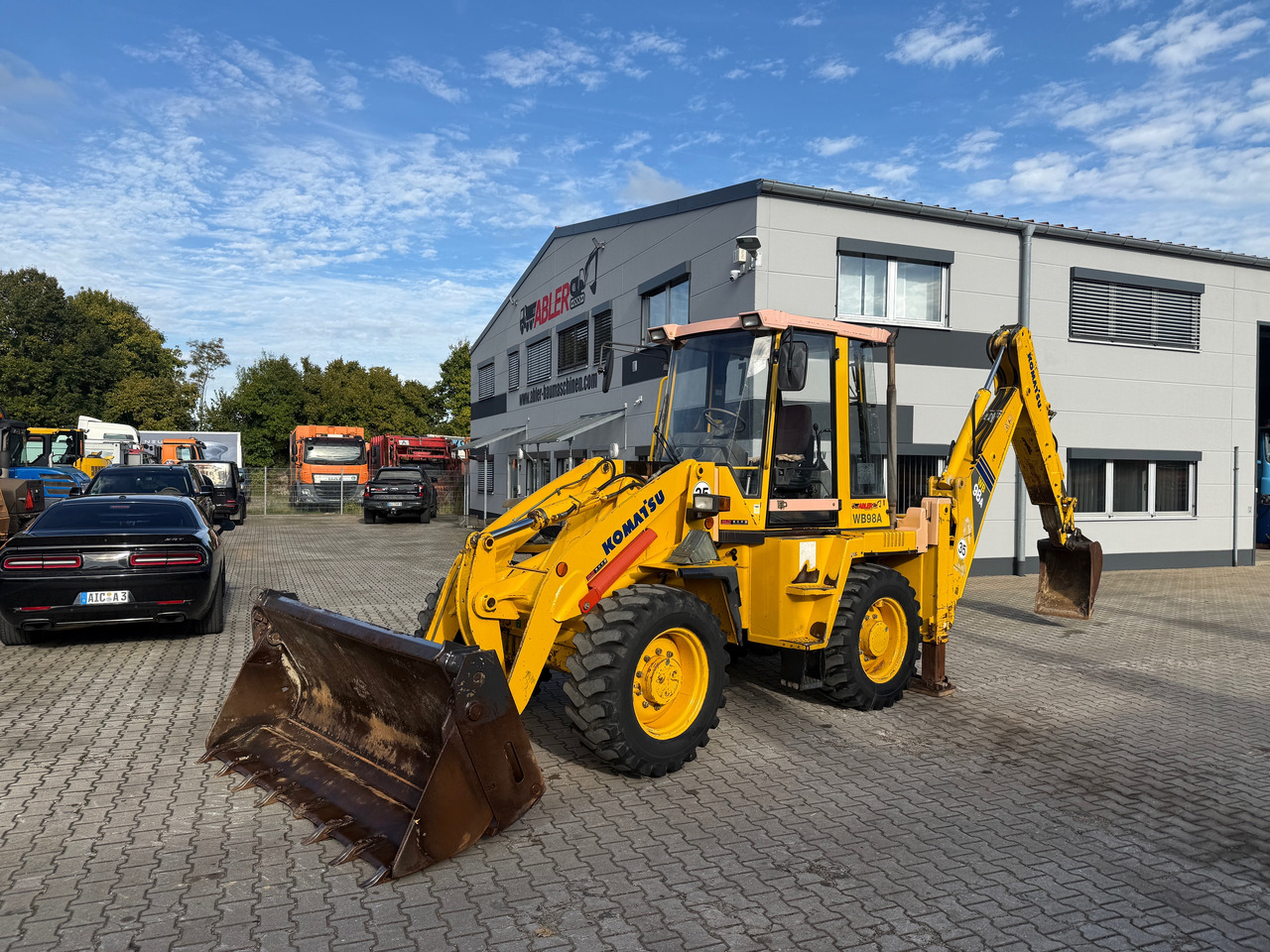 Komatsu WB98A-2 Baggerlader SW - Kotrórakodó: 2 kép. Komatsu WB98A-2 Baggerlader SW - Kotrórakodó: 2 kép.
