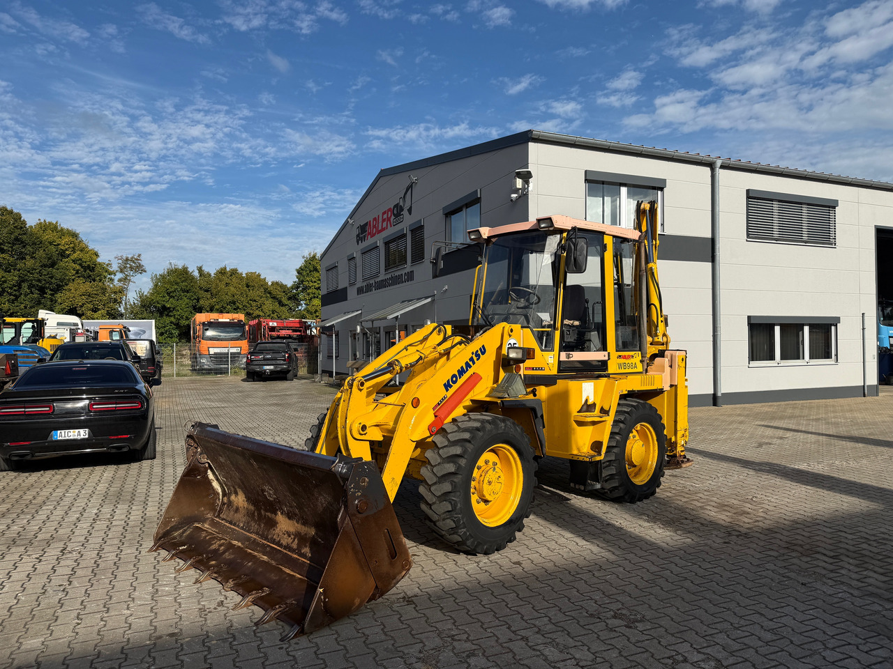 Komatsu WB98A-2 Baggerlader SW - Kotrórakodó: 3 kép. Komatsu WB98A-2 Baggerlader SW - Kotrórakodó: 3 kép.