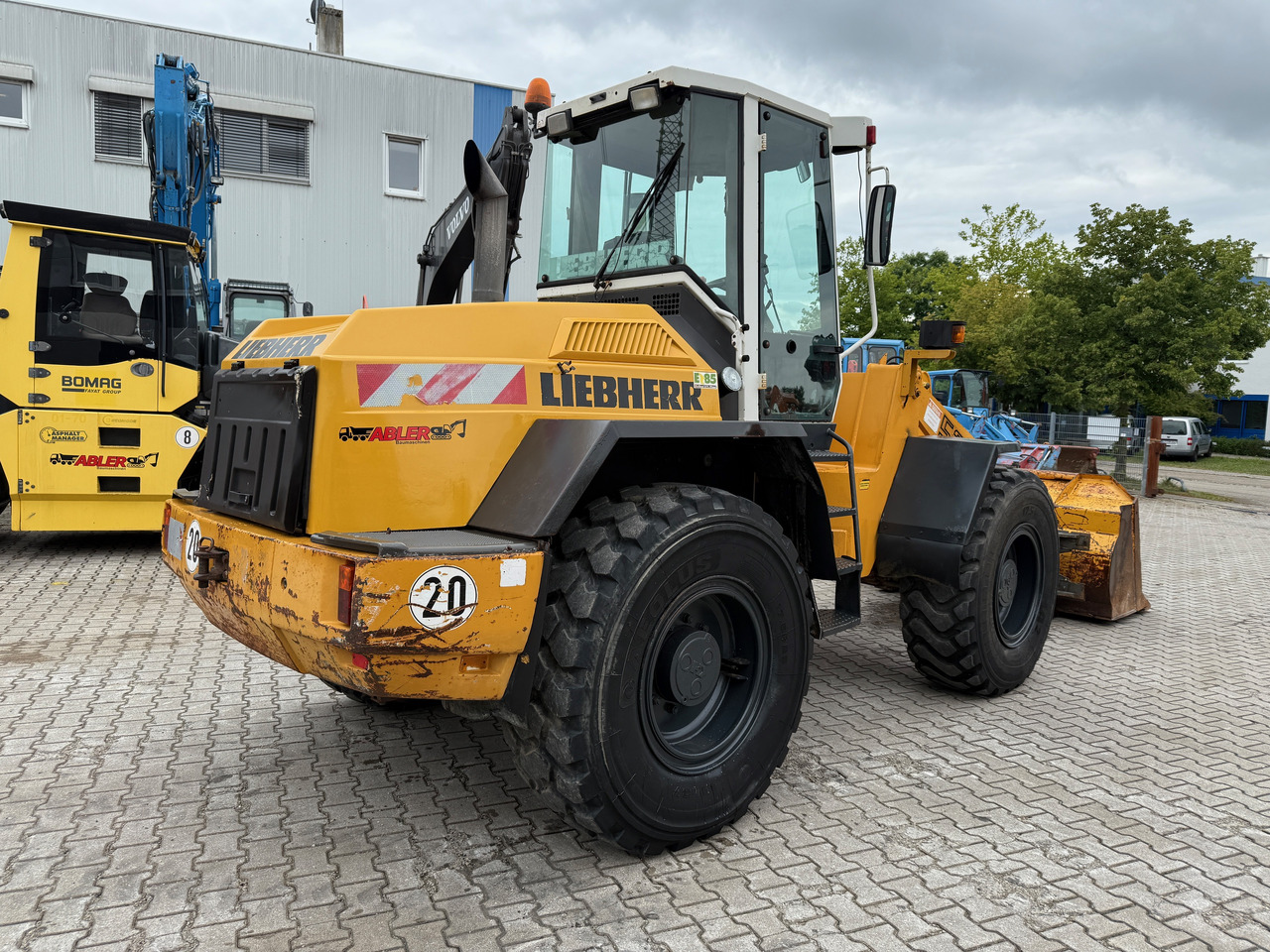 Liebherr L522 Radlader - Gumikerekes homlokrakodó: 3 kép. Liebherr L522 Radlader - Gumikerekes homlokrakodó: 3 kép.
