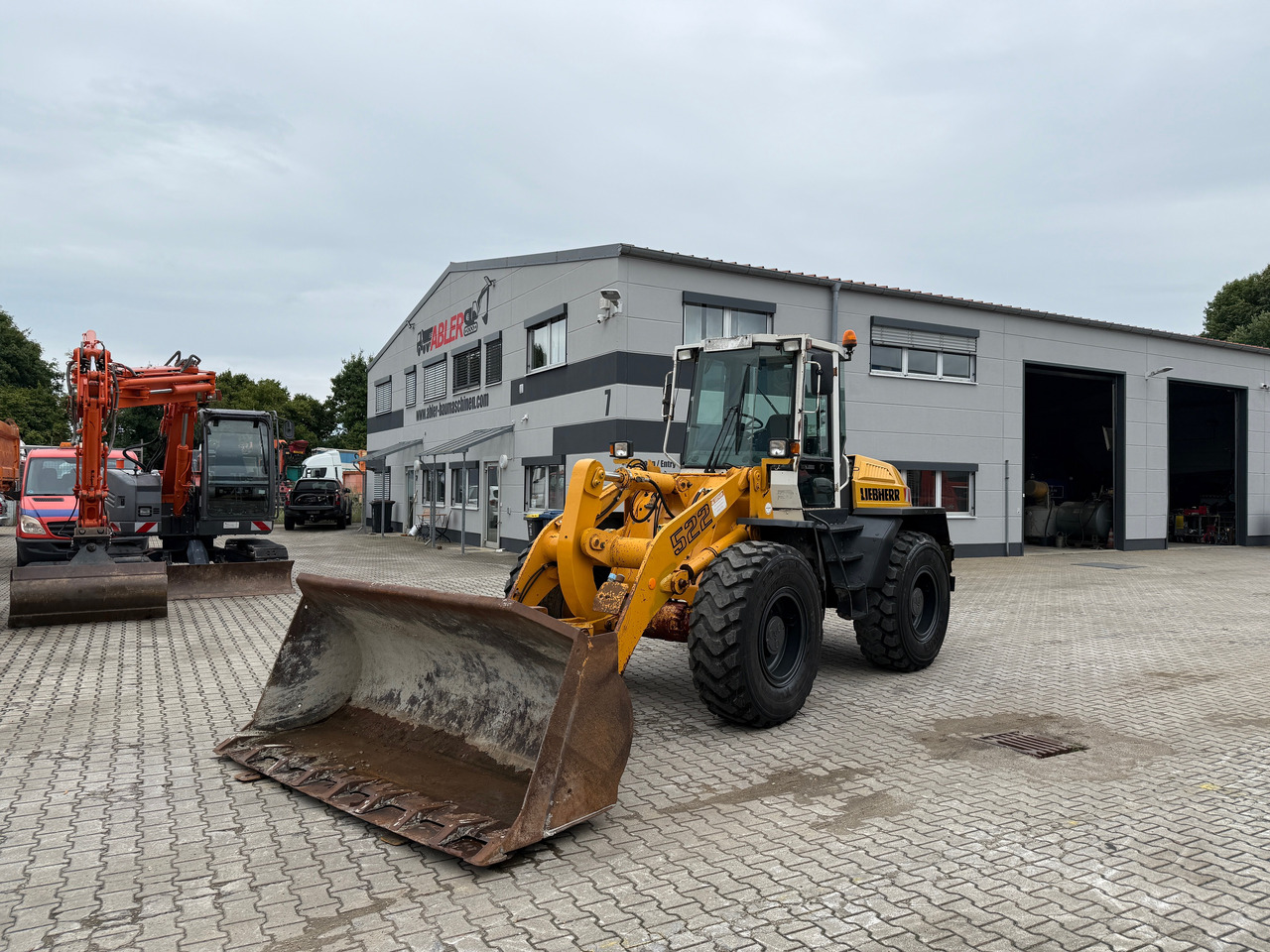 Liebherr L522 Radlader - Gumikerekes homlokrakodó: 2 kép. Liebherr L522 Radlader - Gumikerekes homlokrakodó: 2 kép.