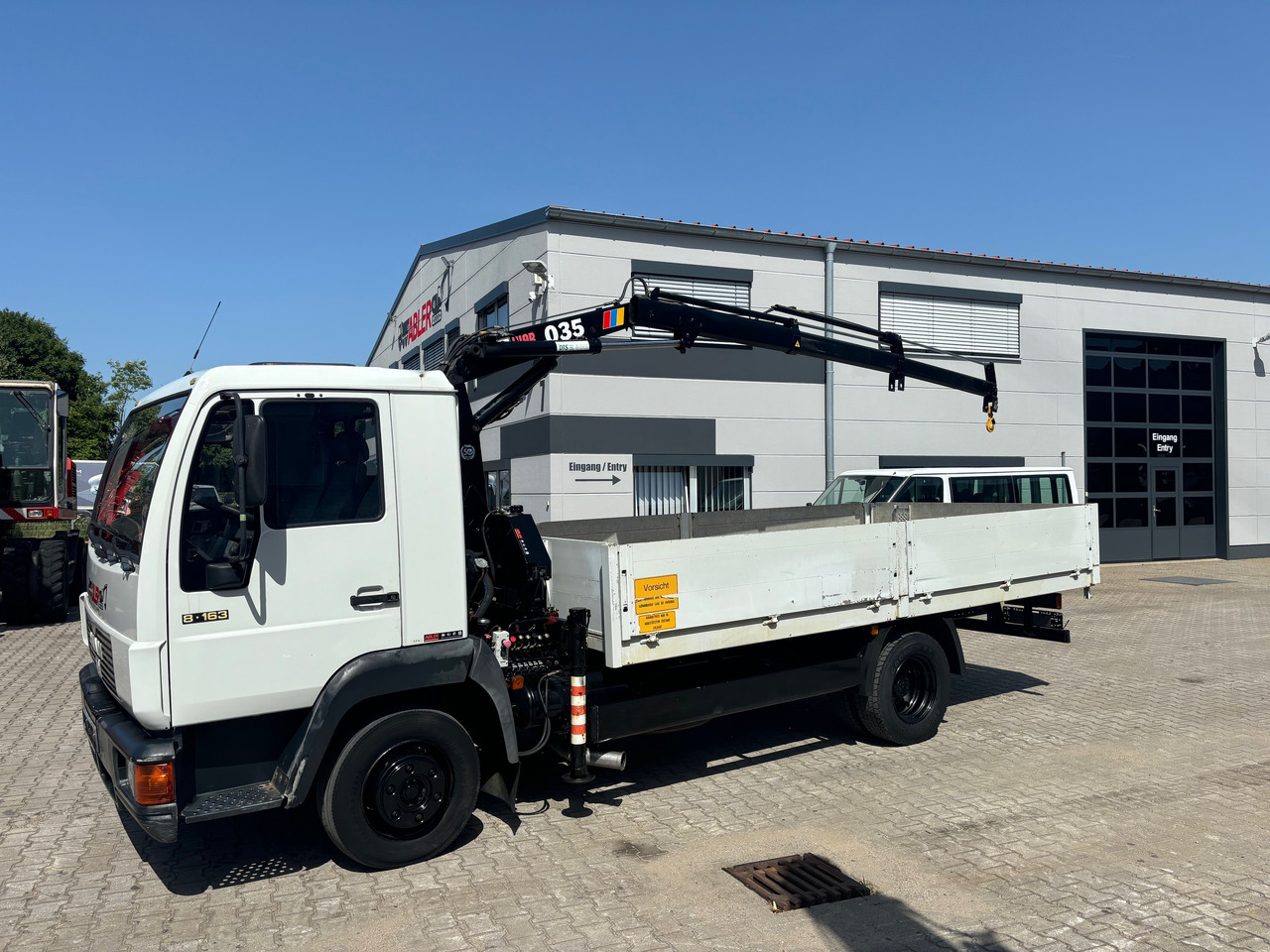 MAN 8.163 L2000 Pritsche+Kran Hiab 035 - Platós teherautó, Darus autó: 2 kép. MAN 8.163 L2000 Pritsche+Kran Hiab 035 - Platós teherautó, Darus autó: 2 kép.