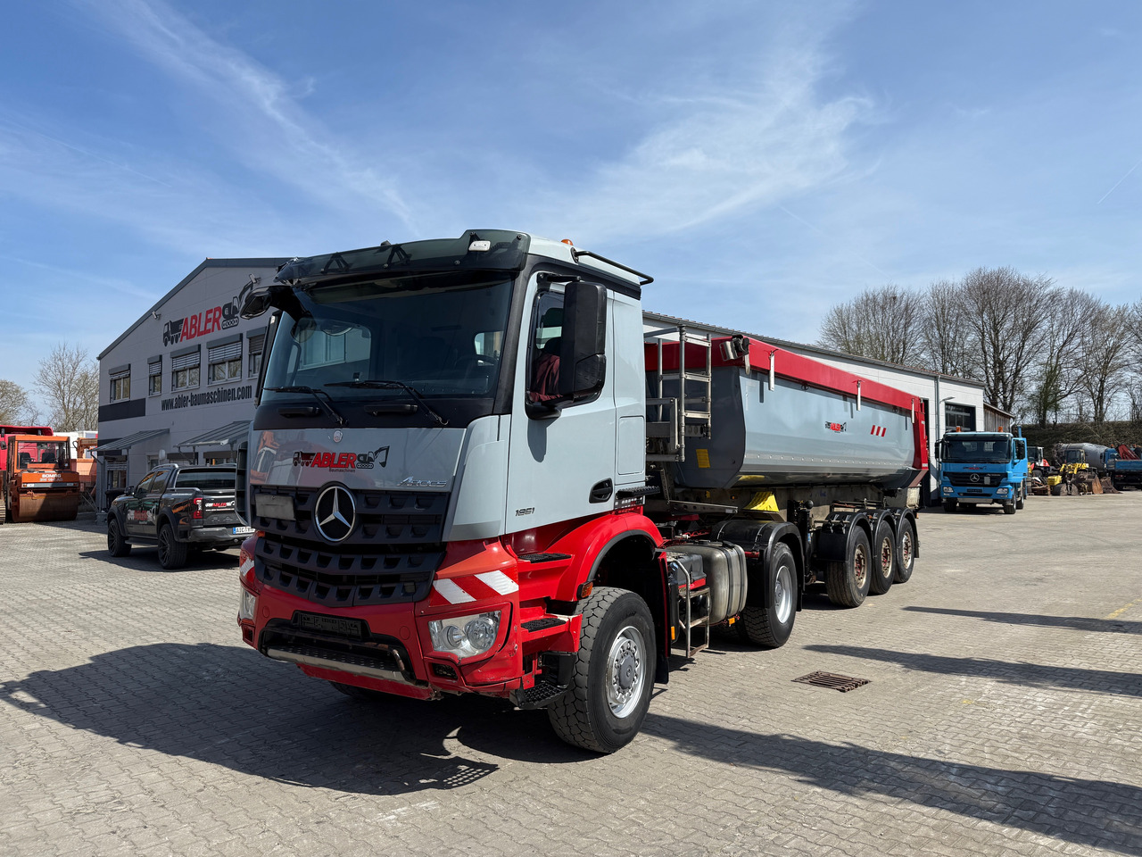 Mercedes-Benz 1851 Arocs ECHTER 4x4 mit Schmitz Kippauflieger - Billenőplatós teherautó: 2 kép. Mercedes-Benz 1851 Arocs ECHTER 4x4 mit Schmitz Kippauflieger - Billenőplatós teherautó: 2 kép.