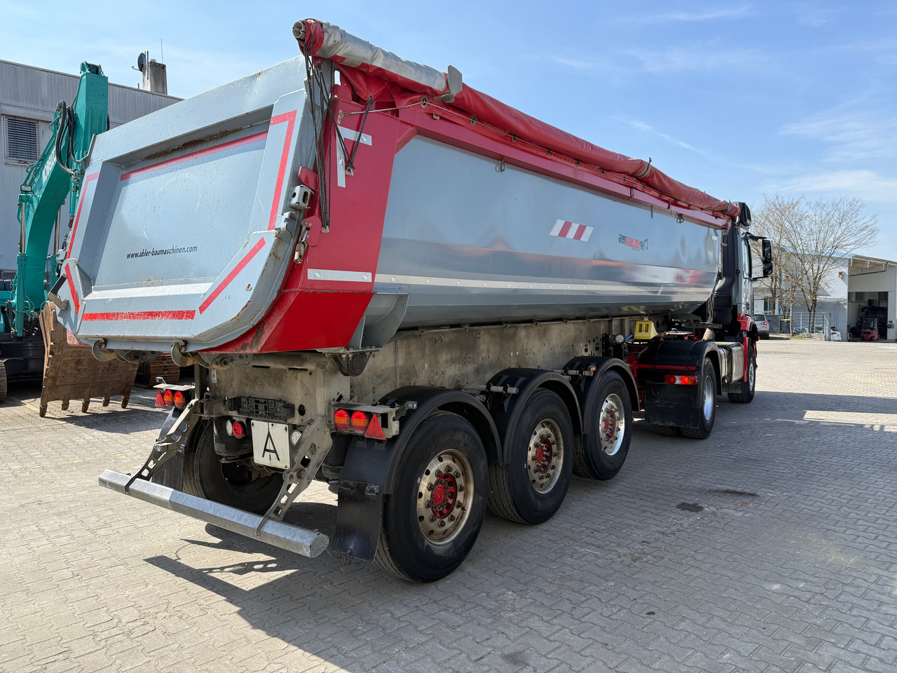 Mercedes-Benz 1851 Arocs ECHTER 4x4 mit Schmitz Kippauflieger - Billenőplatós teherautó: 4 kép. Mercedes-Benz 1851 Arocs ECHTER 4x4 mit Schmitz Kippauflieger - Billenőplatós teherautó: 4 kép.