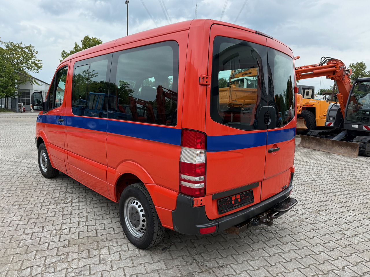 Mercedes-Benz 211 CDI Kombi AHK - Autó: 5 kép. Mercedes-Benz 211 CDI Kombi AHK - Autó: 5 kép.