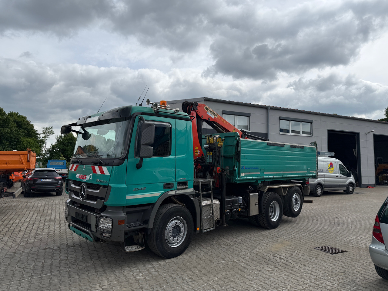 Mercedes-Benz 2548 Actros Kipper Kran Palfinger Bordmatic - Billenőplatós teherautó, Darus autó: 2 kép. Mercedes-Benz 2548 Actros Kipper Kran Palfinger Bordmatic - Billenőplatós teherautó, Darus autó: 2 kép.