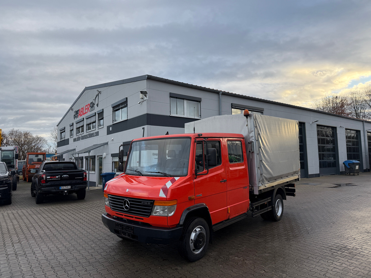 Mercedes-Benz 816 Vario Doka Pritsche Plane 2x AHK - Ponyvás teherautó: 2 kép. Mercedes-Benz 816 Vario Doka Pritsche Plane 2x AHK - Ponyvás teherautó: 2 kép.