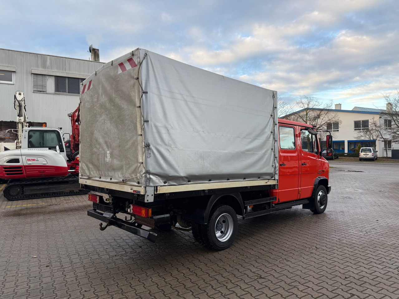 Mercedes-Benz 816 Vario Doka Pritsche Plane 2x AHK - Ponyvás teherautó: 4 kép. Mercedes-Benz 816 Vario Doka Pritsche Plane 2x AHK - Ponyvás teherautó: 4 kép.