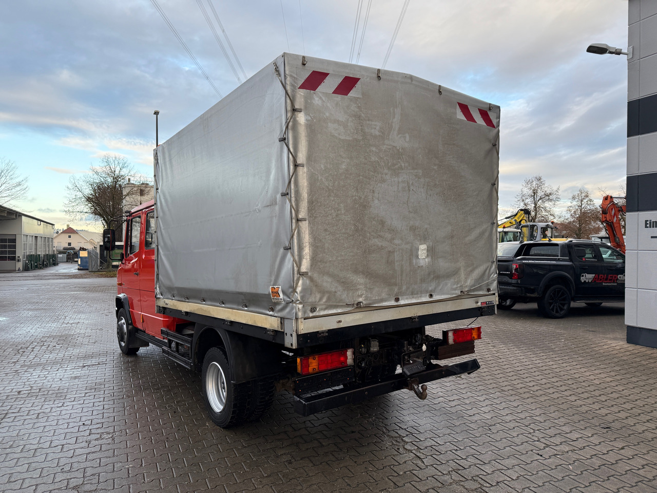 Mercedes-Benz 816 Vario Doka Pritsche Plane 2x AHK - Ponyvás teherautó: 5 kép. Mercedes-Benz 816 Vario Doka Pritsche Plane 2x AHK - Ponyvás teherautó: 5 kép.