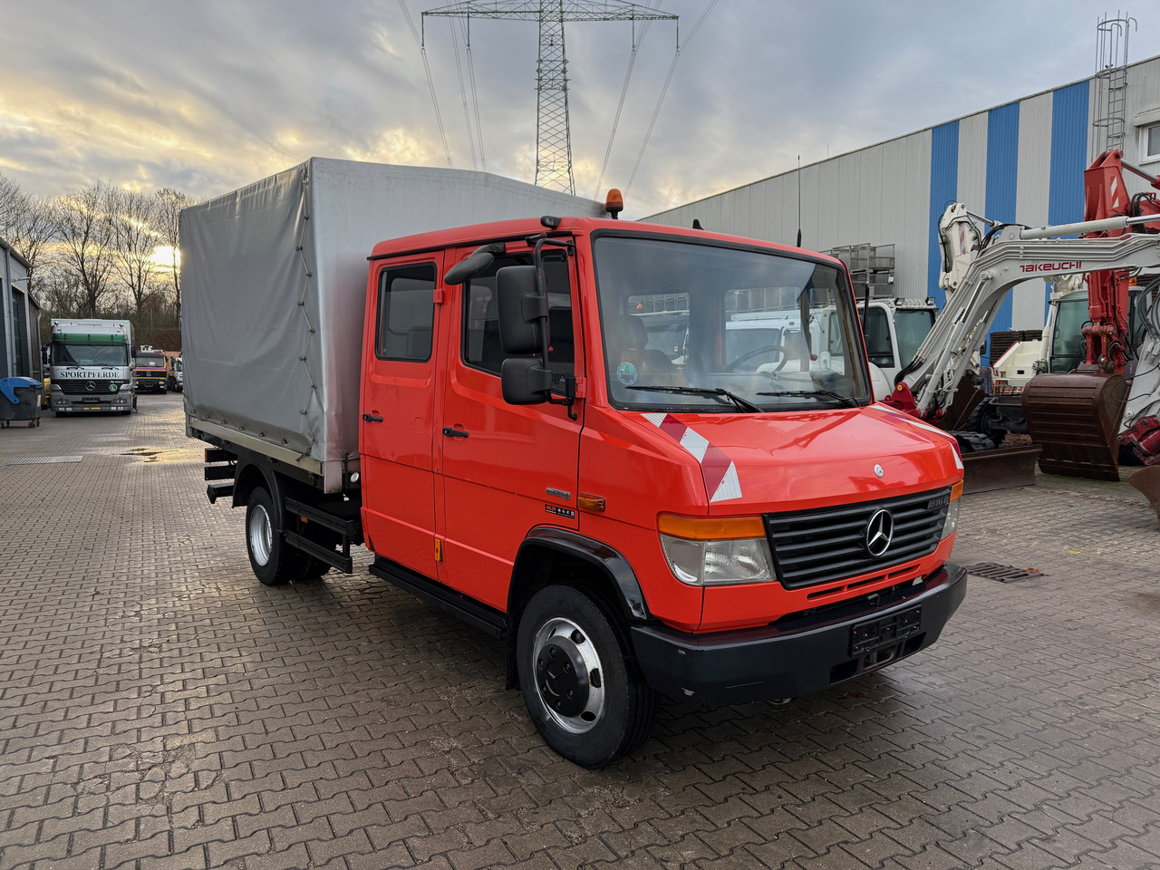 Mercedes-Benz 816 Vario Doka Pritsche Plane 2x AHK - Ponyvás teherautó: 3 kép. Mercedes-Benz 816 Vario Doka Pritsche Plane 2x AHK - Ponyvás teherautó: 3 kép.
