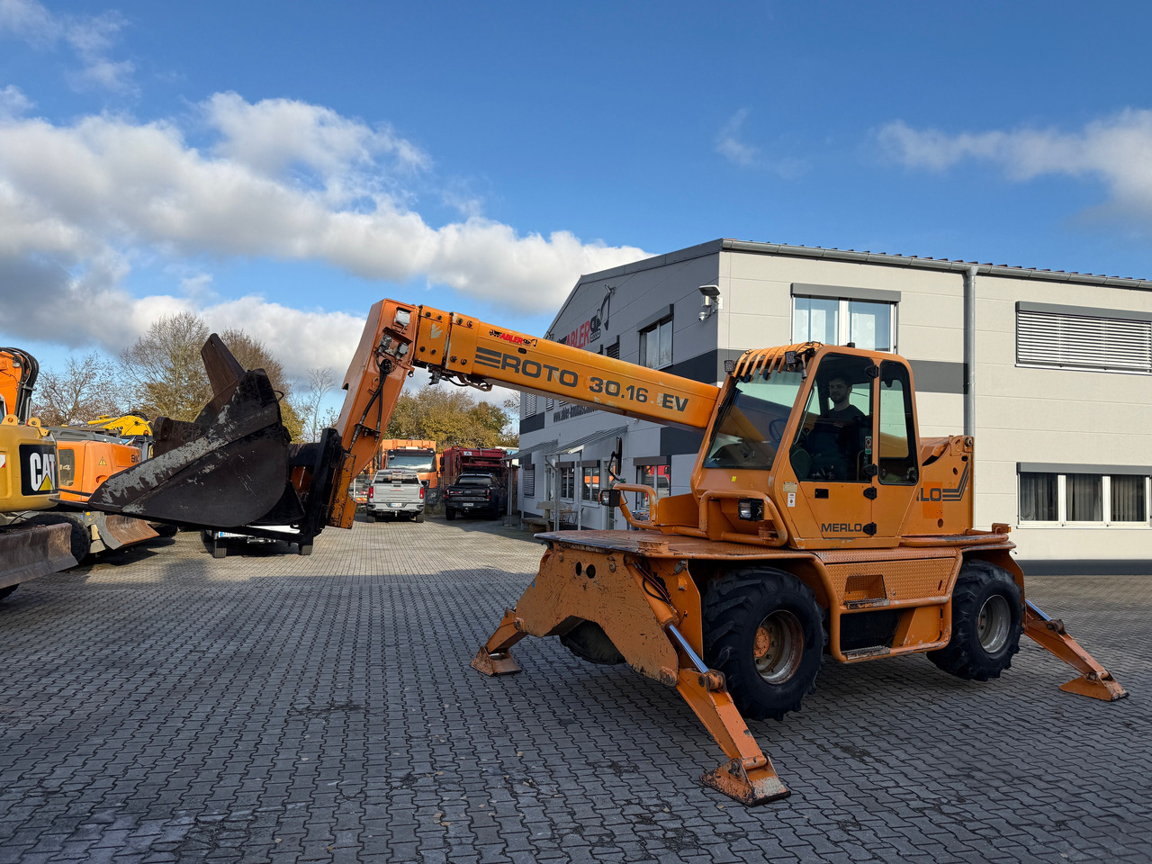 Merlo Roto 30.16 EV Teleskoplader 16m Arbeitskorb - Gumikerekes homlokrakodó: 2 kép. Merlo Roto 30.16 EV Teleskoplader 16m Arbeitskorb - Gumikerekes homlokrakodó: 2 kép.