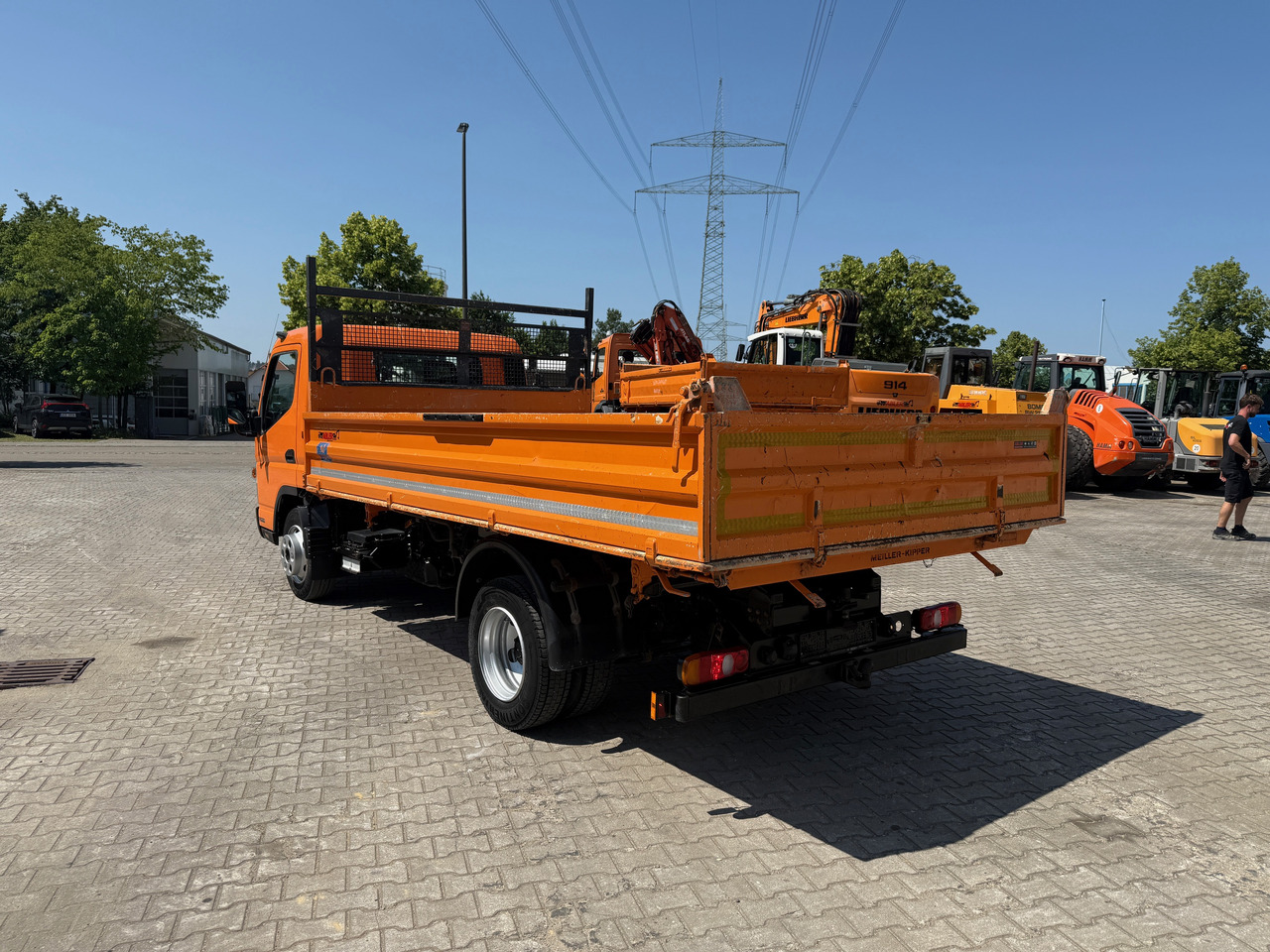 Mitsubishi Fuso Canter 3-Seiten-Kipper - Billenőplatós teherautó: 5 kép. Mitsubishi Fuso Canter 3-Seiten-Kipper - Billenőplatós teherautó: 5 kép.