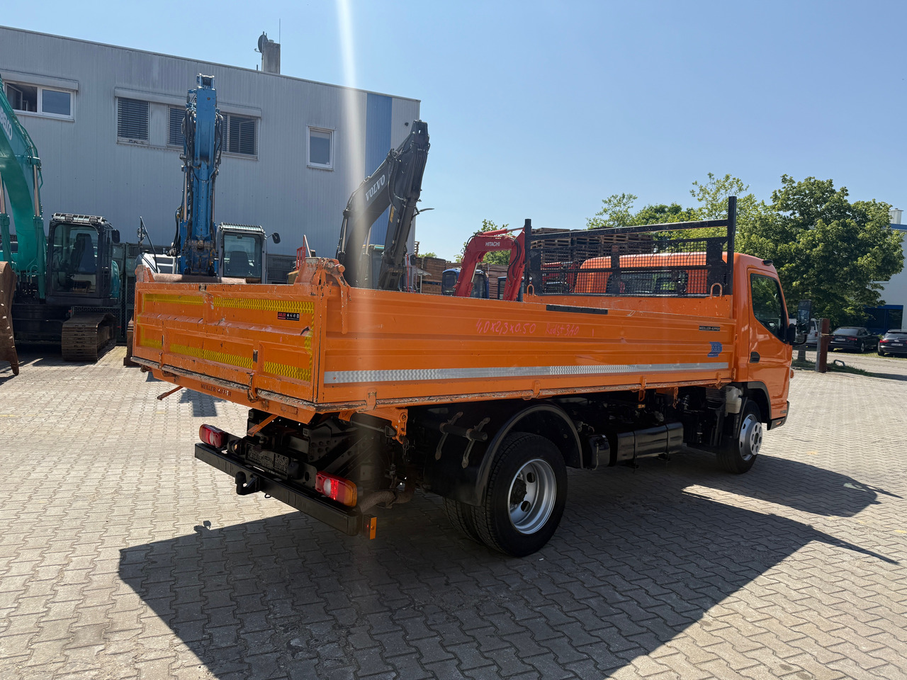 Mitsubishi Fuso Canter 3-Seiten-Kipper - Billenőplatós teherautó: 4 kép. Mitsubishi Fuso Canter 3-Seiten-Kipper - Billenőplatós teherautó: 4 kép.