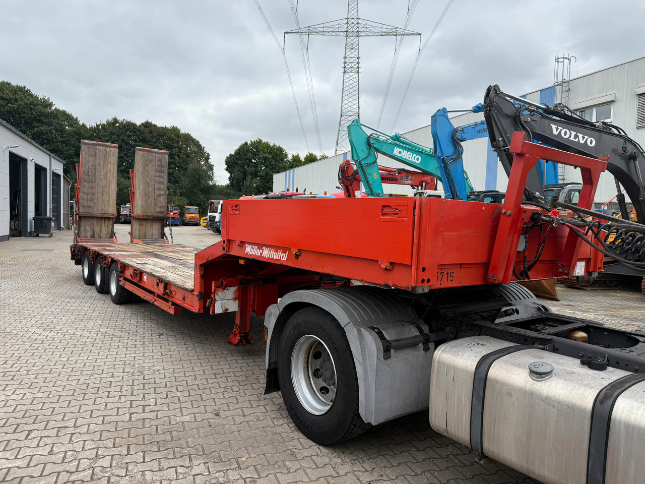 Müller Mitteltal TS3 Tieflader Auflieger mit hydr. Rampen - Félpótkocsi mélybölcsős: 3 kép. Müller Mitteltal TS3 Tieflader Auflieger mit hydr. Rampen - Félpótkocsi mélybölcsős: 3 kép.