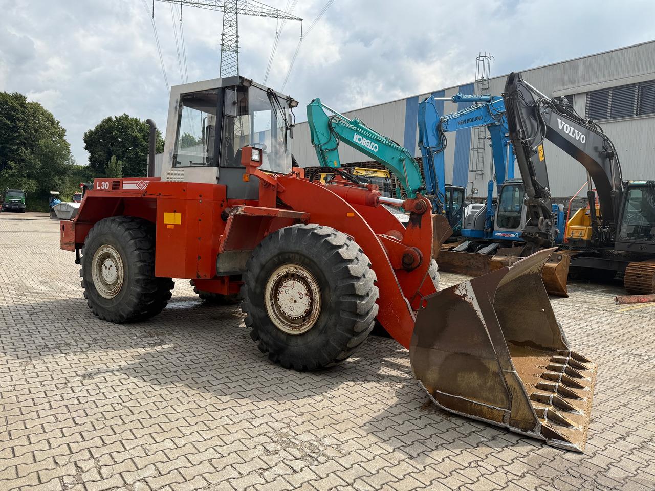 O&K L30 Radlader Waage Zentralschmierung - Gumikerekes homlokrakodó: 2 kép. O&K L30 Radlader Waage Zentralschmierung - Gumikerekes homlokrakodó: 2 kép.