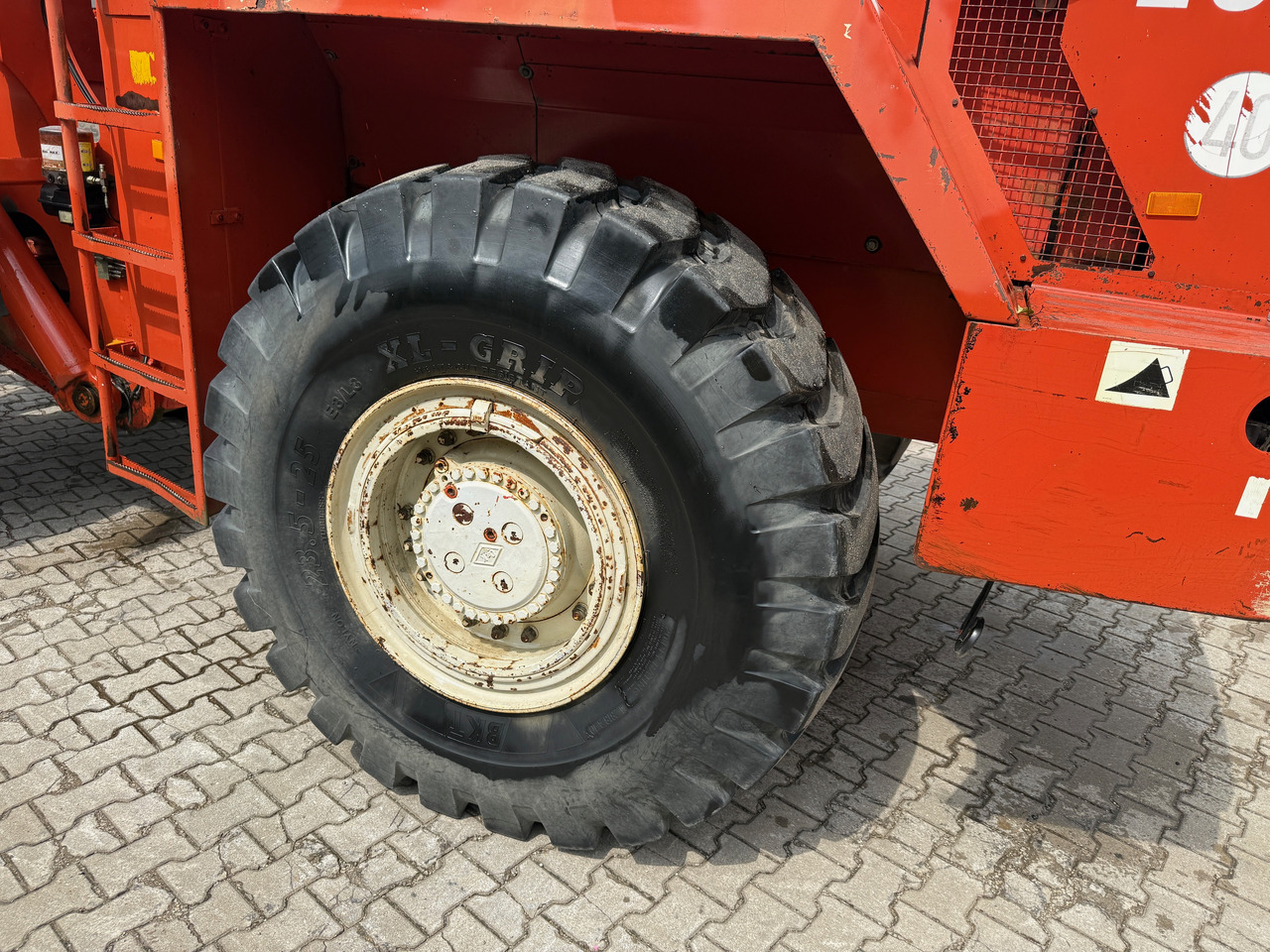 O&K L30 Radlader Waage Zentralschmierung - Gumikerekes homlokrakodó: 4 kép. O&K L30 Radlader Waage Zentralschmierung - Gumikerekes homlokrakodó: 4 kép.