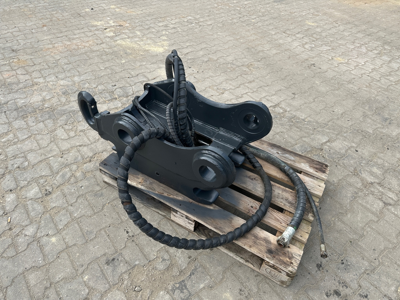 Oilquick OQ 65 vollhydraulischer Schnellwechsler - Gyorscsatlakozó: 4 kép. Oilquick OQ 65 vollhydraulischer Schnellwechsler - Gyorscsatlakozó: 4 kép.