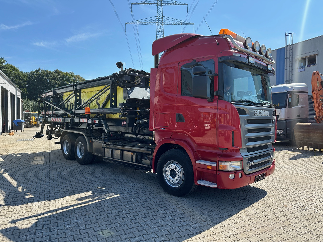 Scania R580 Abrollkipper V8 Mit Küpper Weisser Enteisungsgerät 45m - Horgos rakodó teherautó: 3 kép. Scania R580 Abrollkipper V8 Mit Küpper Weisser Enteisungsgerät 45m - Horgos rakodó teherautó: 3 kép.