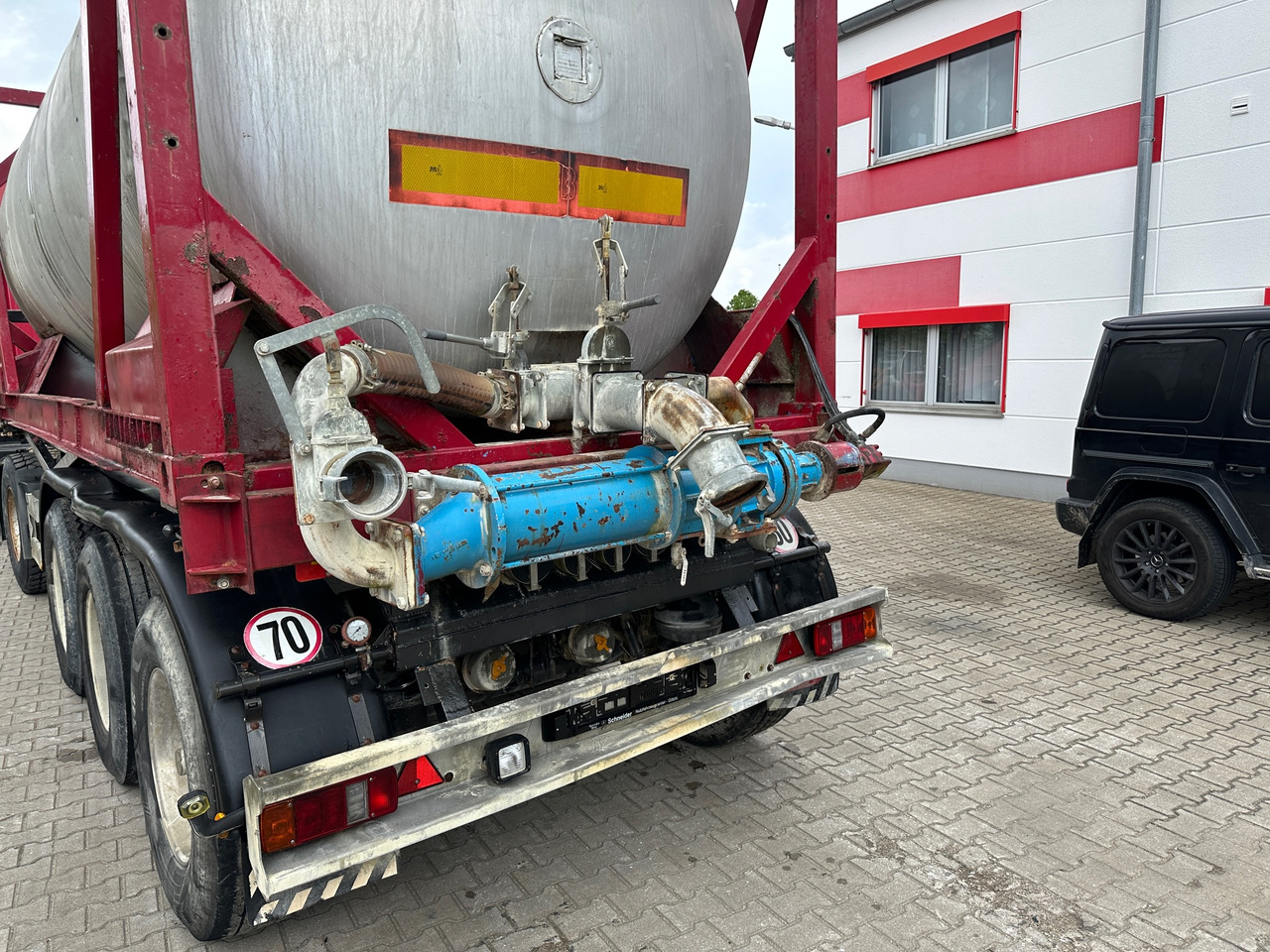 Schmidt CKSA 10/22-20 20 ft Containerkippchassis mit Lebensmitteltank - Félpótkocsi billenőplatós: 2 kép. Schmidt CKSA 10/22-20 20 ft Containerkippchassis mit Lebensmitteltank - Félpótkocsi billenőplatós: 2 kép.