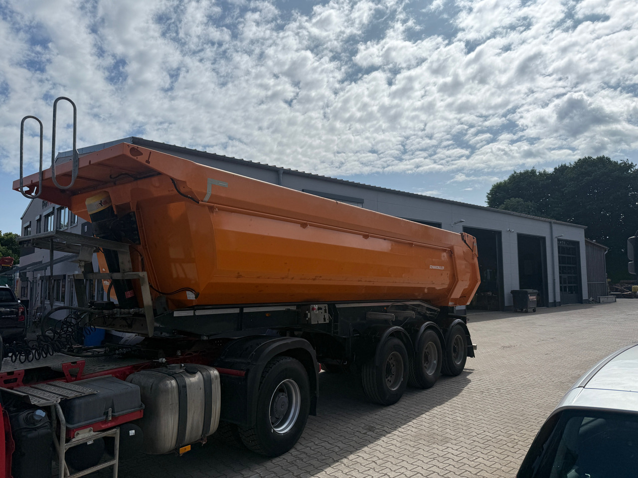 Schwarzmüller Kippauflieger Gesteinsmulde verstärkt Liftachse - Félpótkocsi billenőplatós: 2 kép. Schwarzmüller Kippauflieger Gesteinsmulde verstärkt Liftachse - Félpótkocsi billenőplatós: 2 kép.