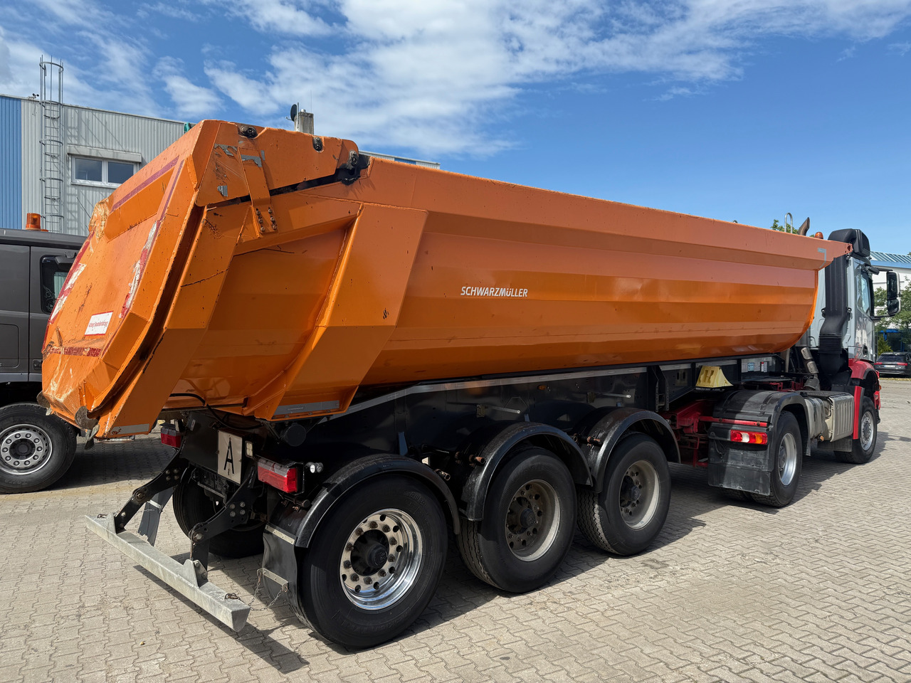 Schwarzmüller Kippauflieger Gesteinsmulde verstärkt Liftachse - Félpótkocsi billenőplatós: 4 kép. Schwarzmüller Kippauflieger Gesteinsmulde verstärkt Liftachse - Félpótkocsi billenőplatós: 4 kép.
