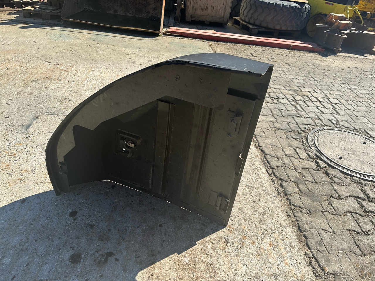 Seitendeckel Hitachi Zaxis 225 USL C - Karosszéria és külső - Lánctalpas kotró: 3 kép. Seitendeckel Hitachi Zaxis 225 USL C - Karosszéria és külső - Lánctalpas kotró: 3 kép.