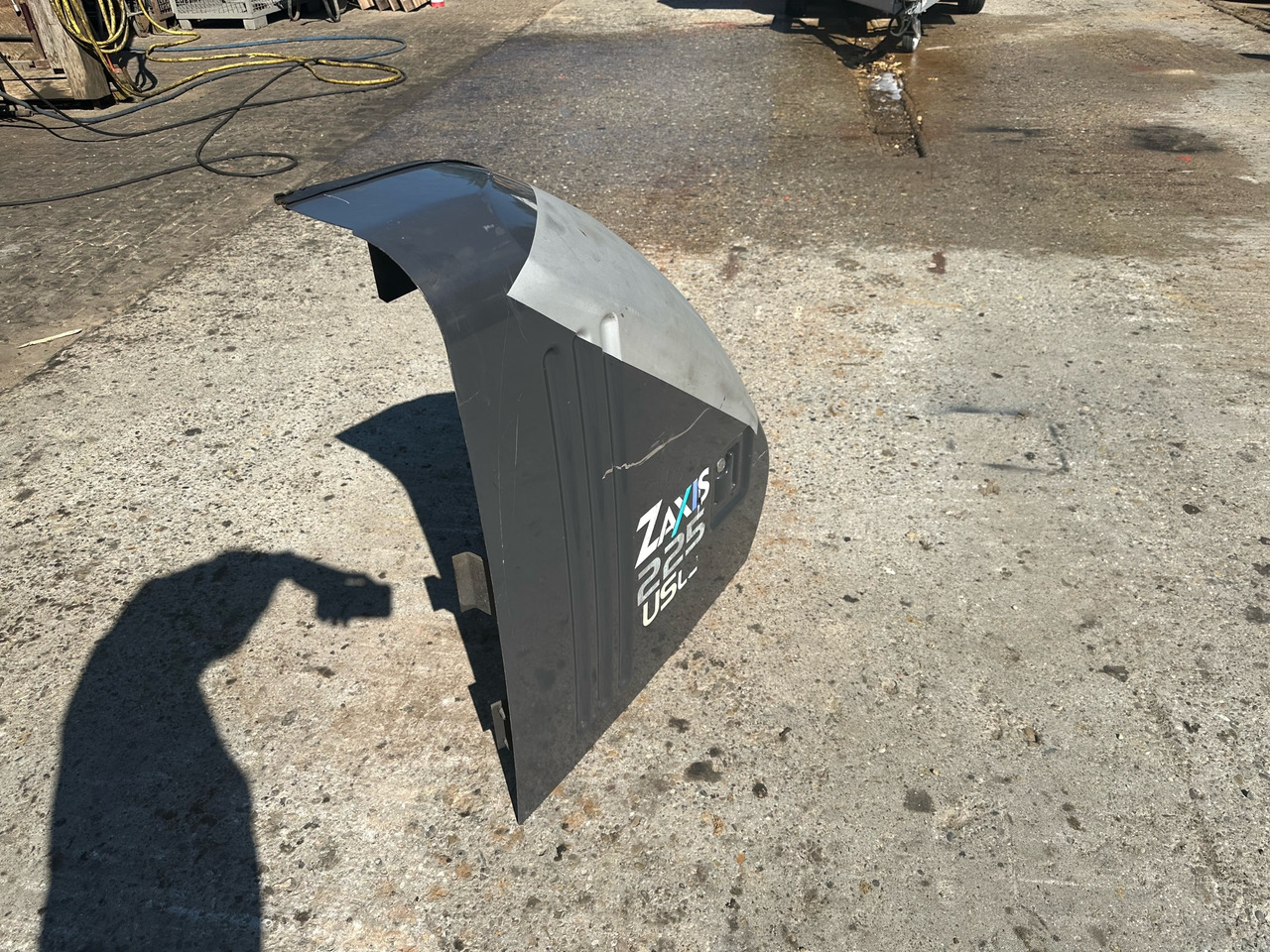 Seitendeckel Hitachi Zaxis 225 USL C - Karosszéria és külső - Lánctalpas kotró: 2 kép. Seitendeckel Hitachi Zaxis 225 USL C - Karosszéria és külső - Lánctalpas kotró: 2 kép.