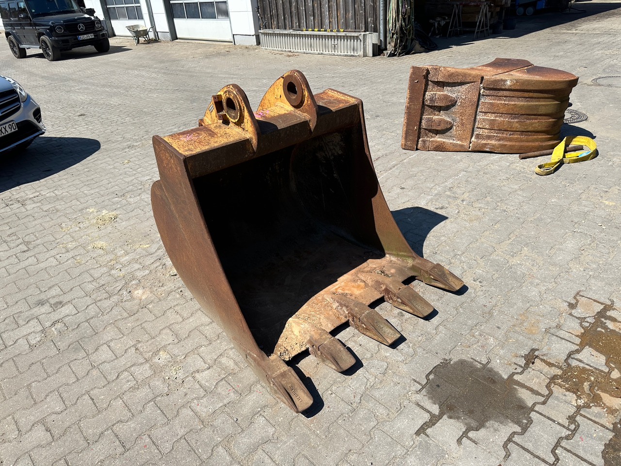 Tieflöffel 125 cm Caterpillar - Kotró kanál - Építőipari gépek: 3 kép. Tieflöffel 125 cm Caterpillar - Kotró kanál - Építőipari gépek: 3 kép.