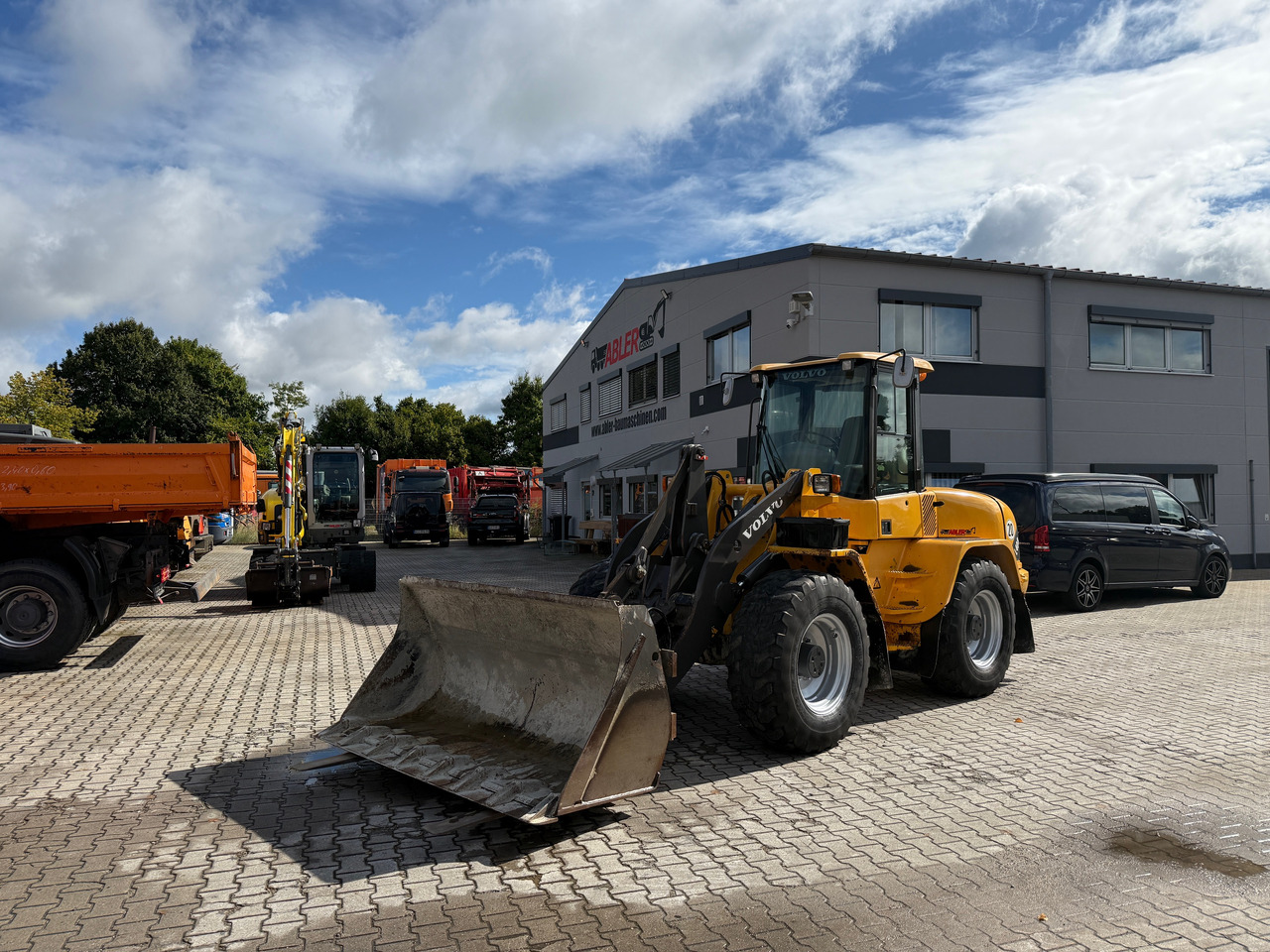 Volvo L40 B-TP Radlader Gabel Schaufel SW - Gumikerekes homlokrakodó: 2 kép. Volvo L40 B-TP Radlader Gabel Schaufel SW - Gumikerekes homlokrakodó: 2 kép.
