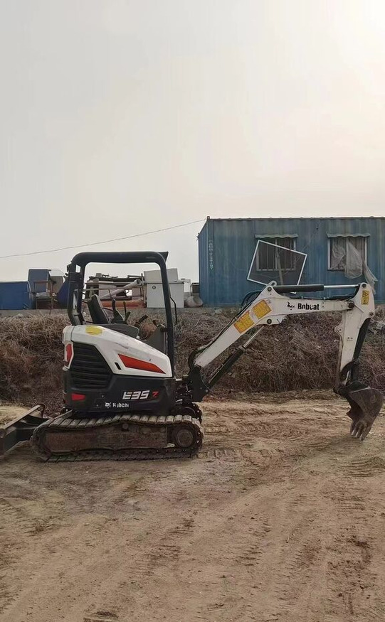 Bobcat E35 - Minikotró: 2 kép. Bobcat E35 - Minikotró: 2 kép.