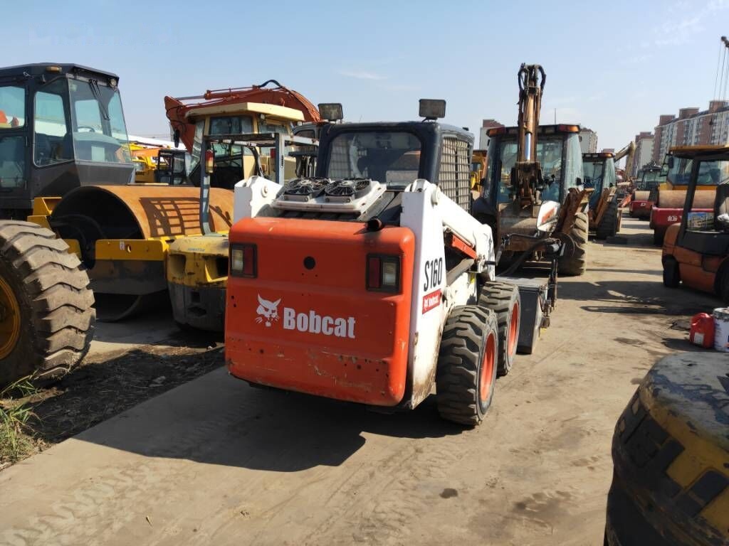 Bobcat S 160 - Mini homlokrakodó: 3 kép. Bobcat S 160 - Mini homlokrakodó: 3 kép.