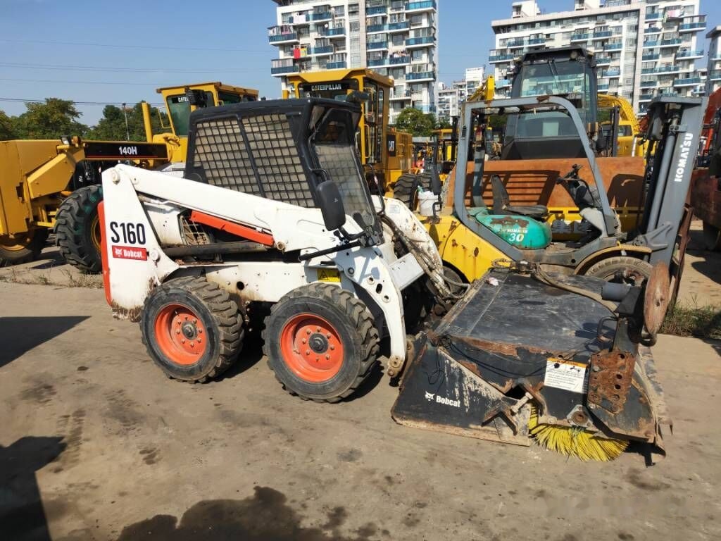 Bobcat S 160 - Mini homlokrakodó: 2 kép. Bobcat S 160 - Mini homlokrakodó: 2 kép.