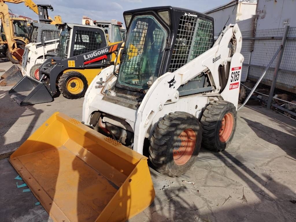 Bobcat S 185 - Mini homlokrakodó: 3 kép. Bobcat S 185 - Mini homlokrakodó: 3 kép.