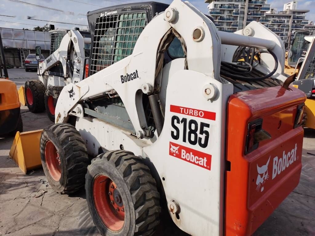 Bobcat S 185 - Mini homlokrakodó: 1 kép. Bobcat S 185 - Mini homlokrakodó: 1 kép.