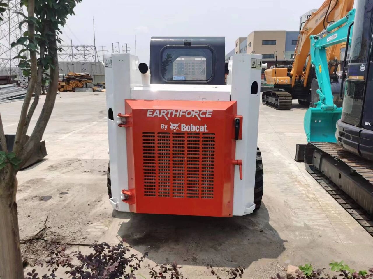 Bobcat S130 - Mini homlokrakodó: 3 kép. Bobcat S130 - Mini homlokrakodó: 3 kép.