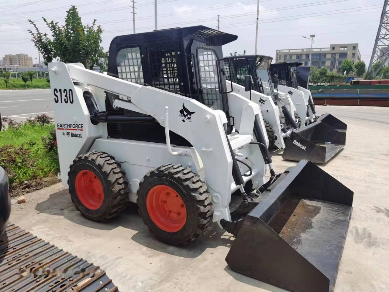 Bobcat S130 - Mini homlokrakodó: 4 kép. Bobcat S130 - Mini homlokrakodó: 4 kép.