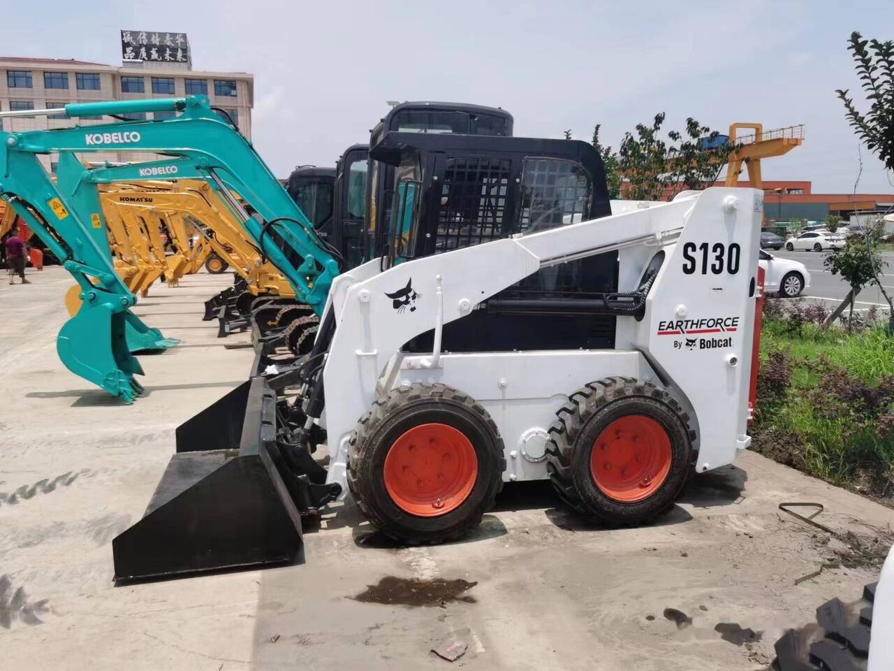 Bobcat S130 - Mini homlokrakodó: 2 kép. Bobcat S130 - Mini homlokrakodó: 2 kép.