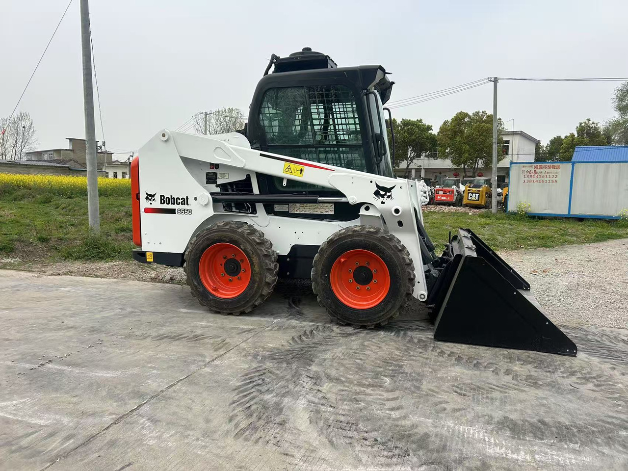 Bobcat S550 - Mini homlokrakodó: 1 kép. Bobcat S550 - Mini homlokrakodó: 1 kép.