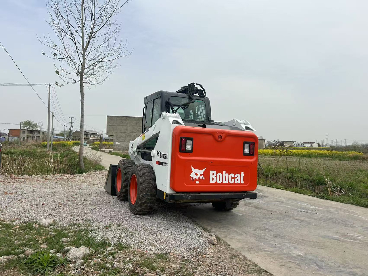 Bobcat S550 - Mini homlokrakodó: 4 kép. Bobcat S550 - Mini homlokrakodó: 4 kép.