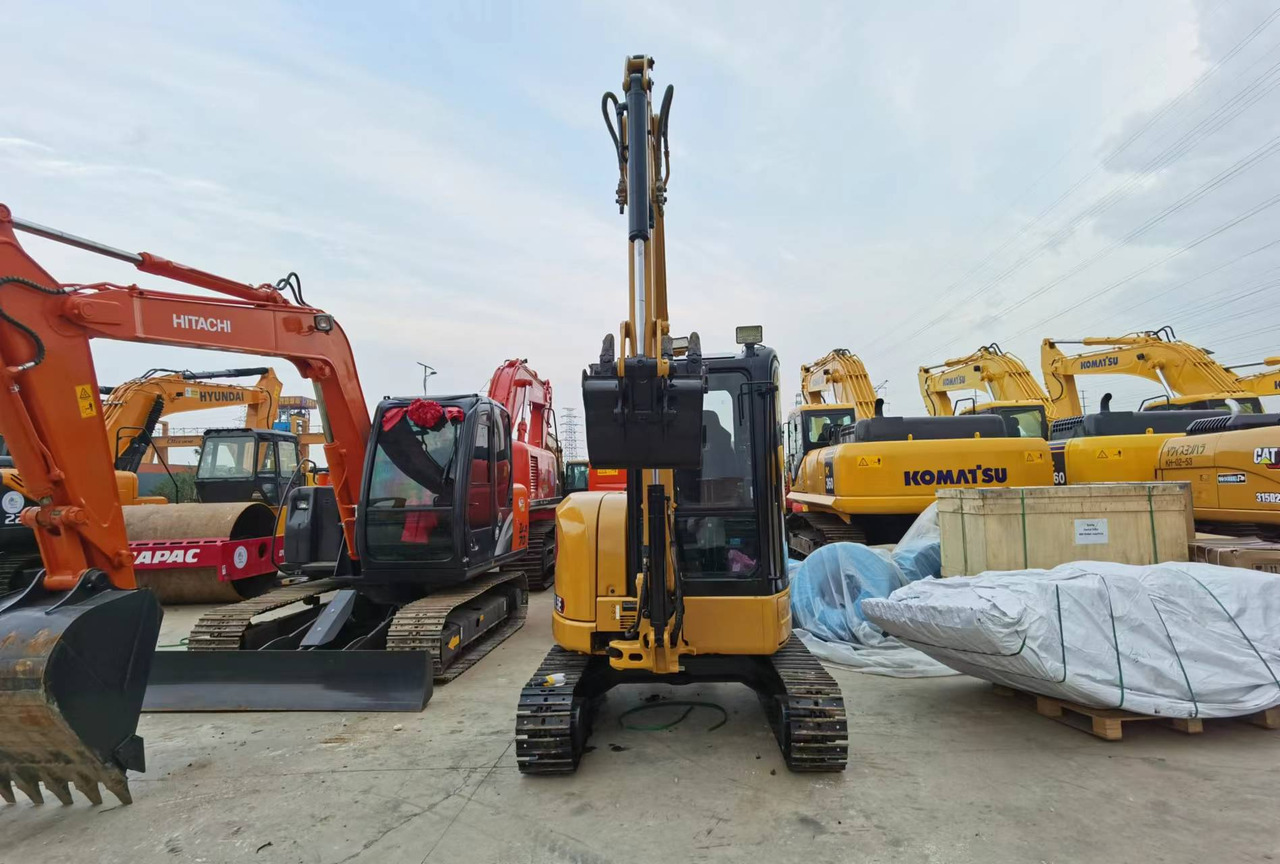 CATERPILLAR 303.5E - Minikotró: 4 kép. CATERPILLAR 303.5E - Minikotró: 4 kép.