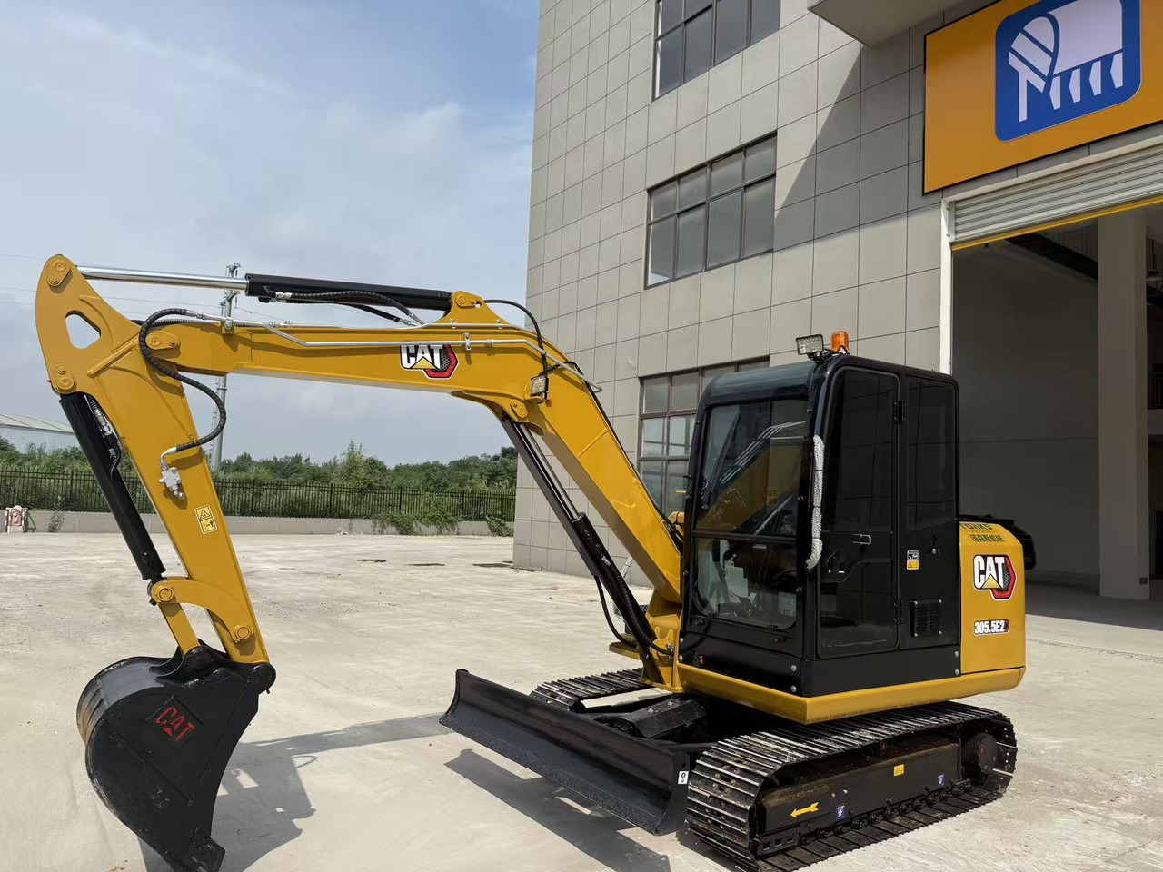 CATERPILLAR 305.5E2 - Minikotró: 1 kép. CATERPILLAR 305.5E2 - Minikotró: 1 kép.