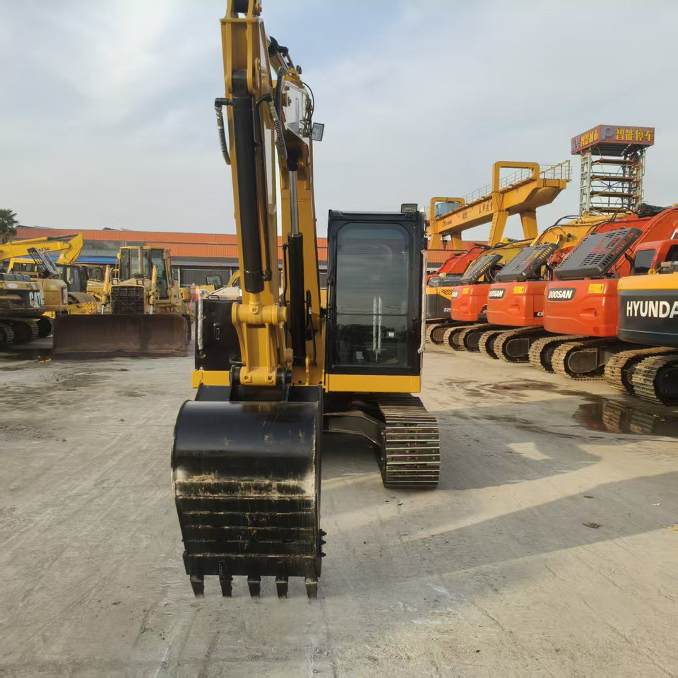 CATERPILLAR 307.5 - Minikotró: 4 kép. CATERPILLAR 307.5 - Minikotró: 4 kép.