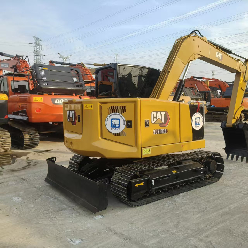 CATERPILLAR 307.5 - Minikotró: 3 kép. CATERPILLAR 307.5 - Minikotró: 3 kép.