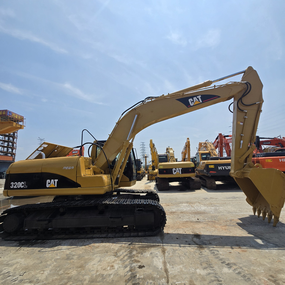 CATERPILLAR 320CL - Kotrógép: 2 kép. CATERPILLAR 320CL - Kotrógép: 2 kép.