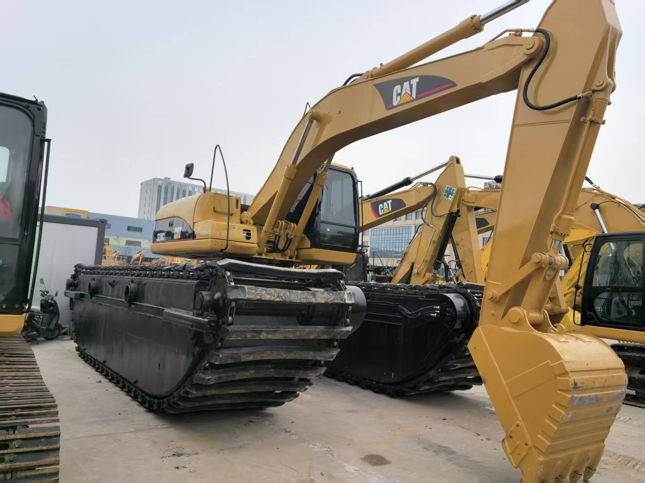 CATERPILLAR 320CL amphibious - Kétéltű kotrógép: 3 kép. CATERPILLAR 320CL amphibious - Kétéltű kotrógép: 3 kép.