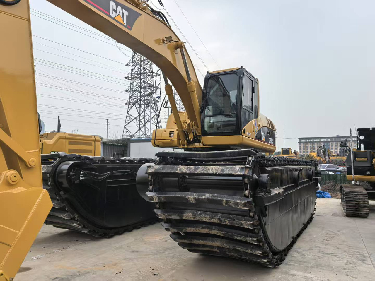 CATERPILLAR 320CL amphibious - Kétéltű kotrógép: 4 kép. CATERPILLAR 320CL amphibious - Kétéltű kotrógép: 4 kép.