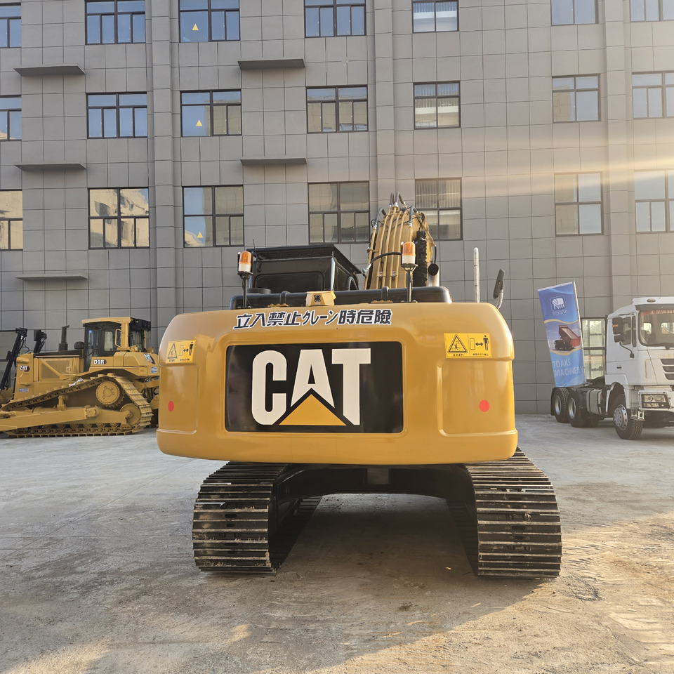 CATERPILLAR 320D - Kotrógép: 5 kép. CATERPILLAR 320D - Kotrógép: 5 kép.